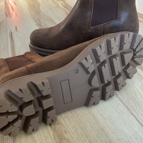 Banana Republic Chelsea Ankle Boot
NWOB - Picture 3 of 6